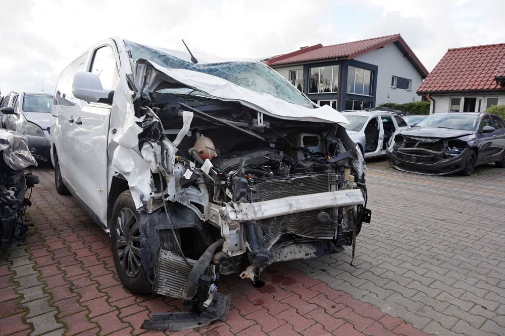 Toyota Proace samochód powypadkowy.
