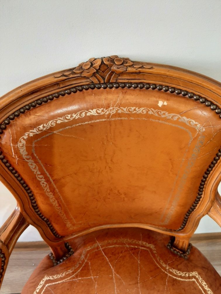 Stary rzeźbiony fotel Ludwik do renowacji