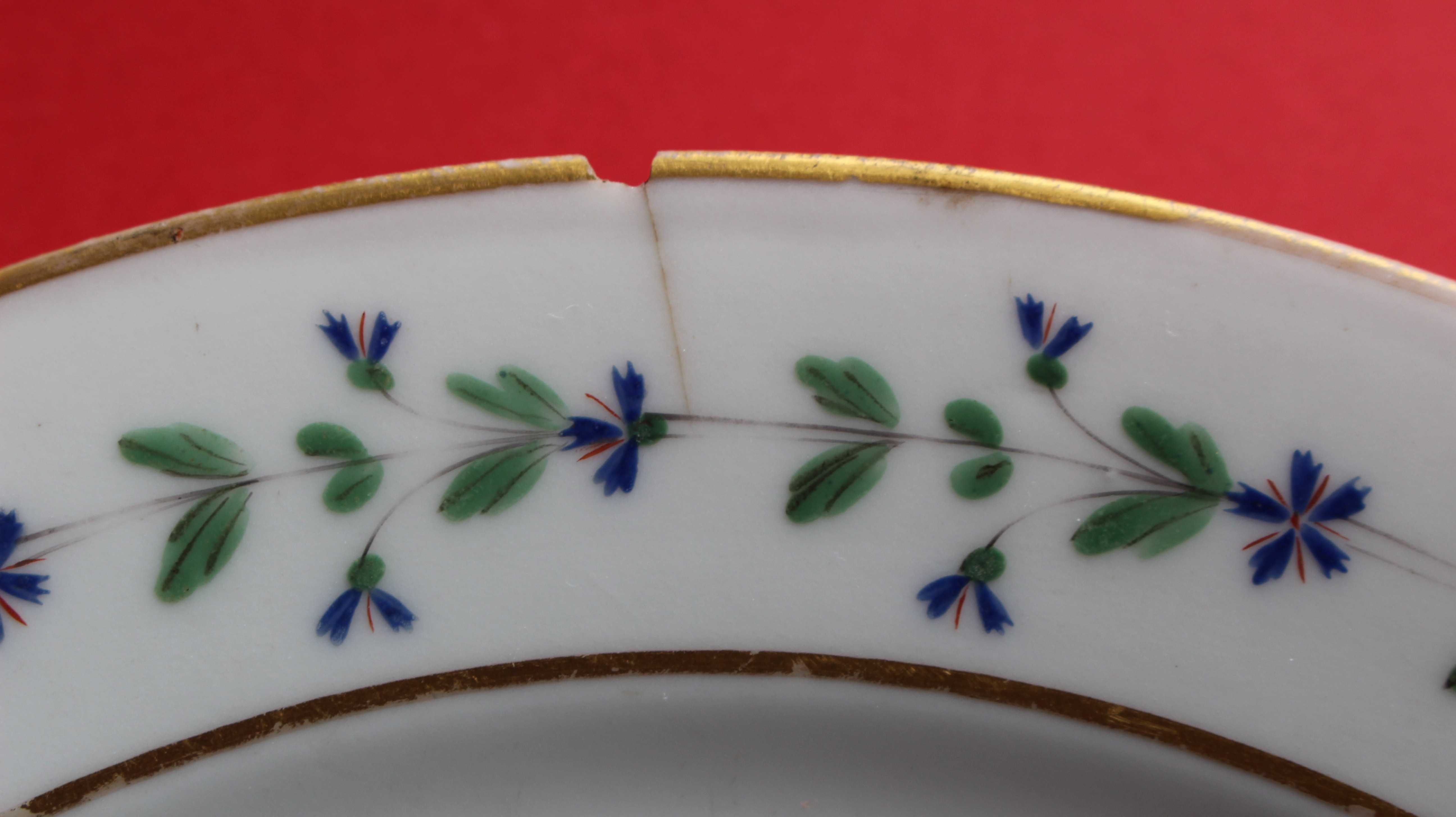 Par de pratos em porcelana europeia