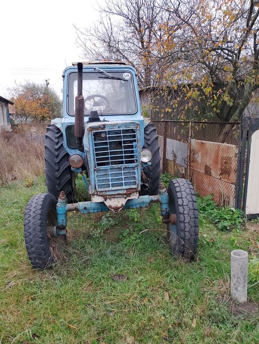 Трактор МТЗ-80 на ходу