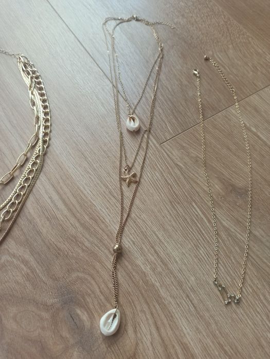 Zestaw czterech pozłacanych naszyjników