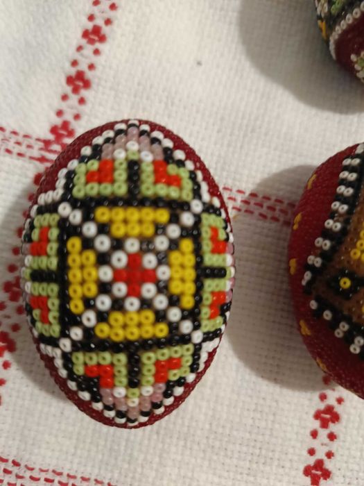 5 ovos às cores, feitos com missangas