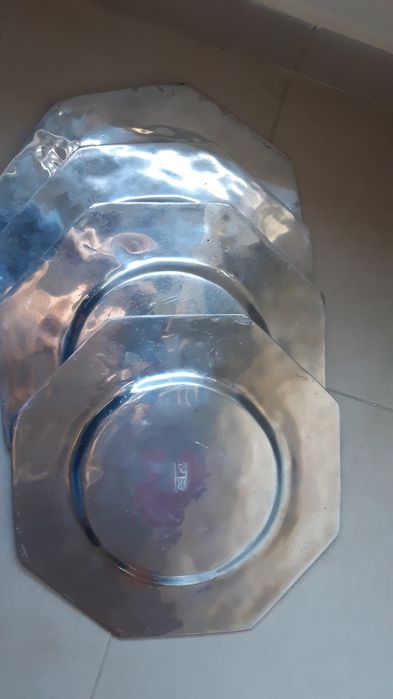 Relógios, travessa, moedas