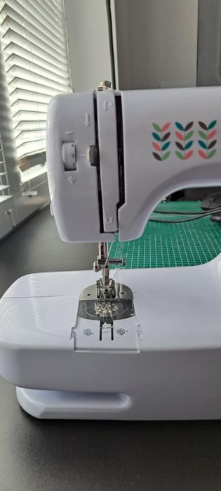 Maszyna do szycia MAC3POP z 14 regulowanymi ściegami z oświetleniem LE