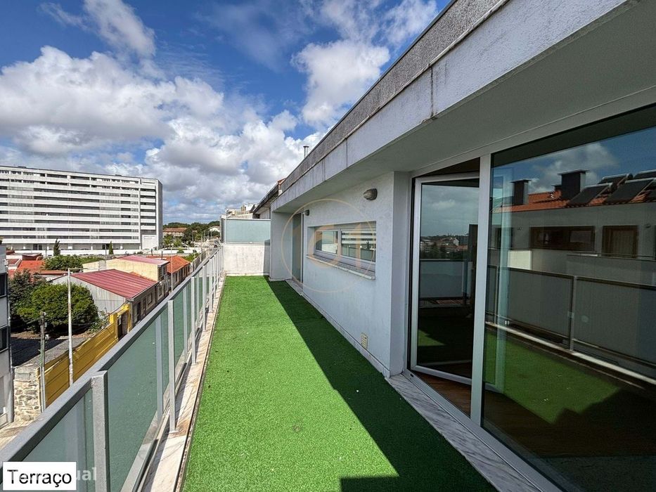 Apartamento T3 na Rua de Monsanto para arrendamento com terraço e vara
