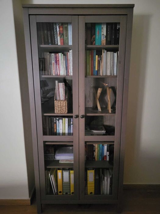 Estante de livros em vitrine