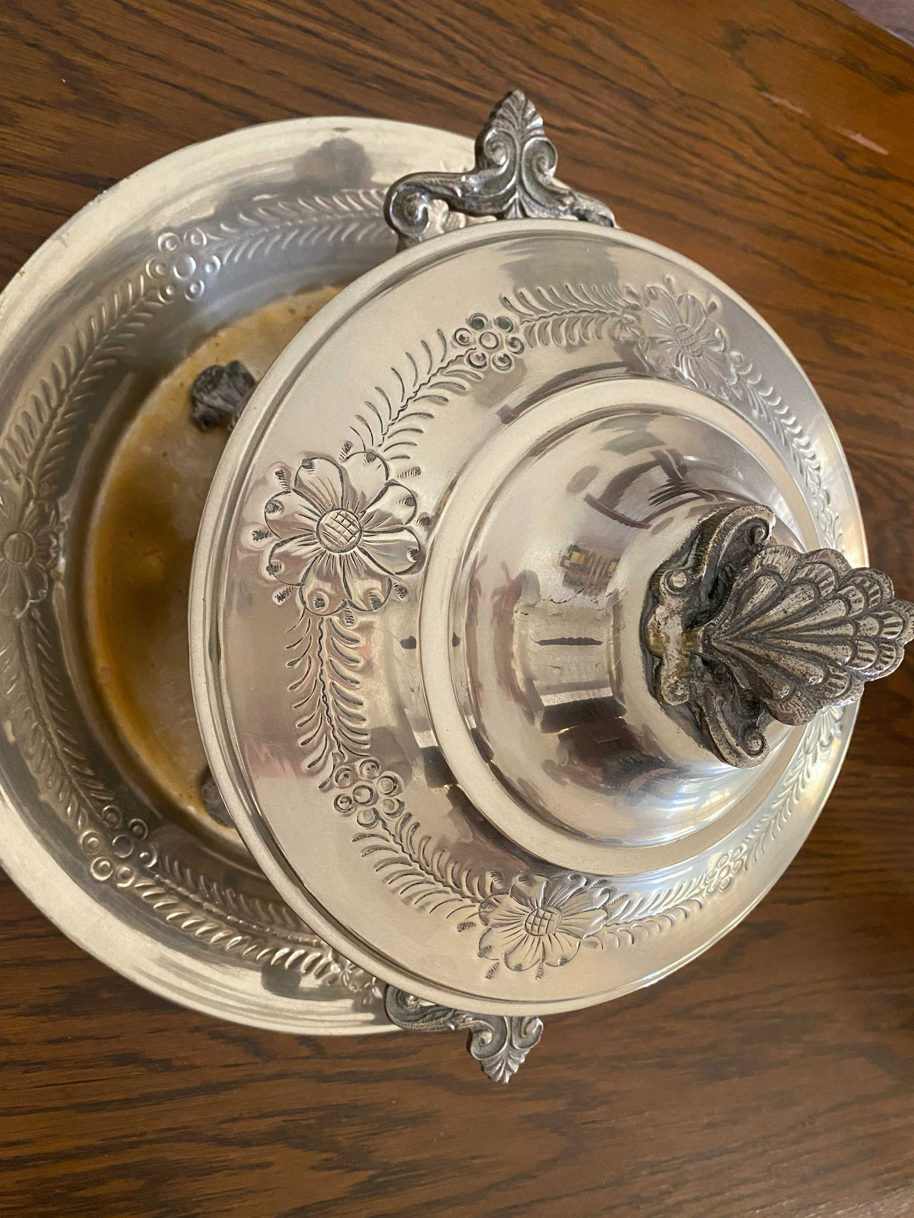 Conjunto antigo de sopeira e bandeja