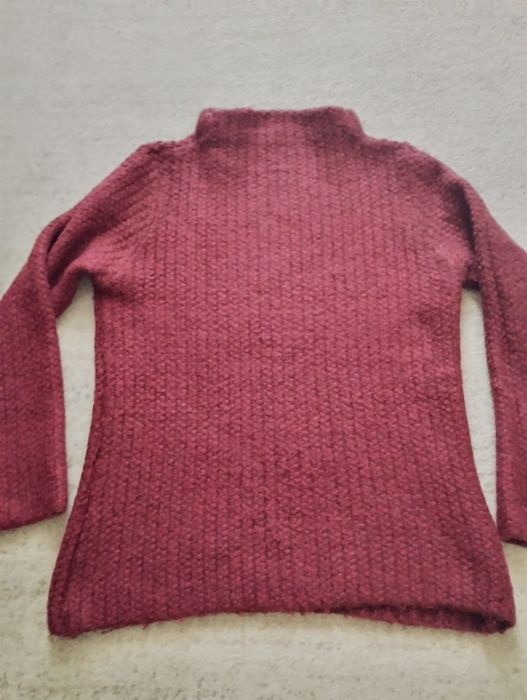 Damski sweter bordo.
