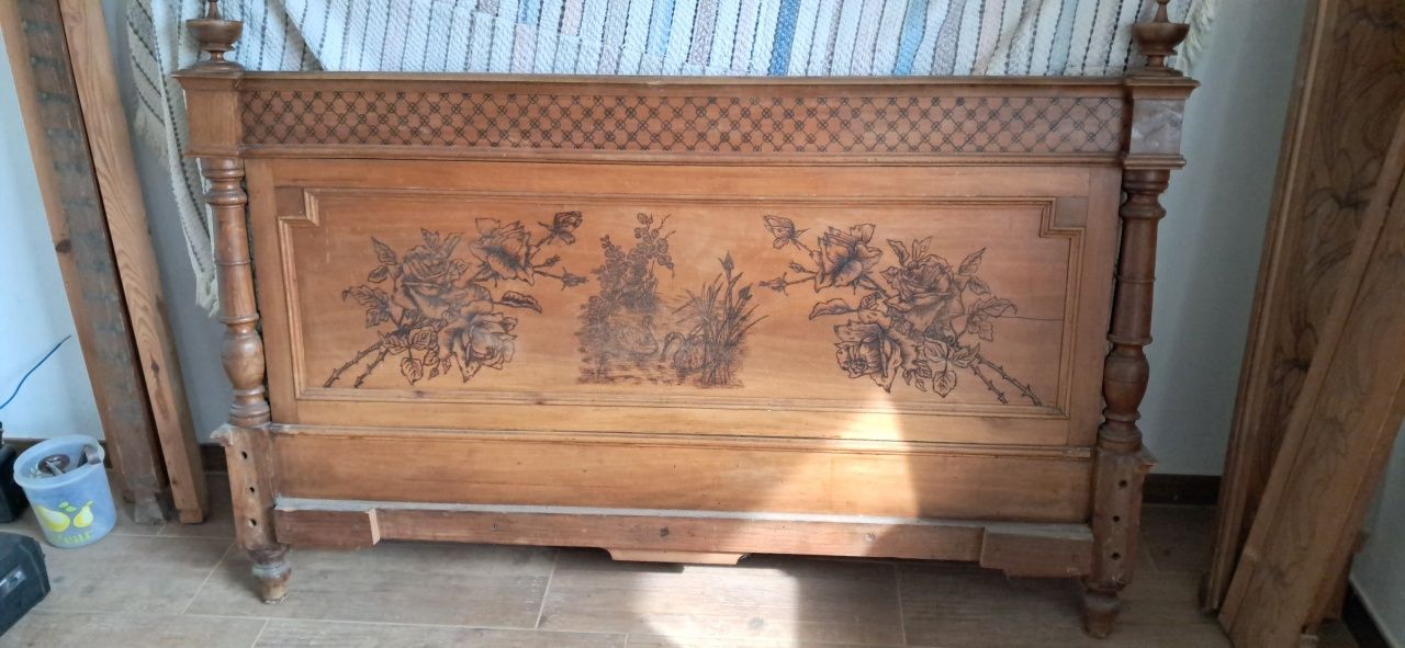 Cama de Madeira Antiga