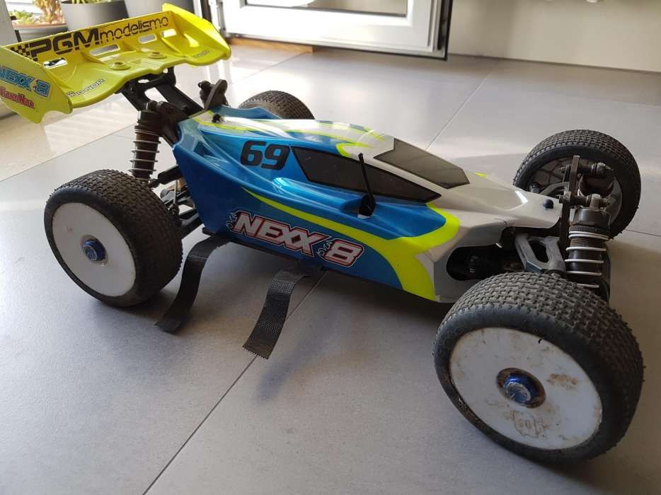 Carro eléctrico 1:8 competição