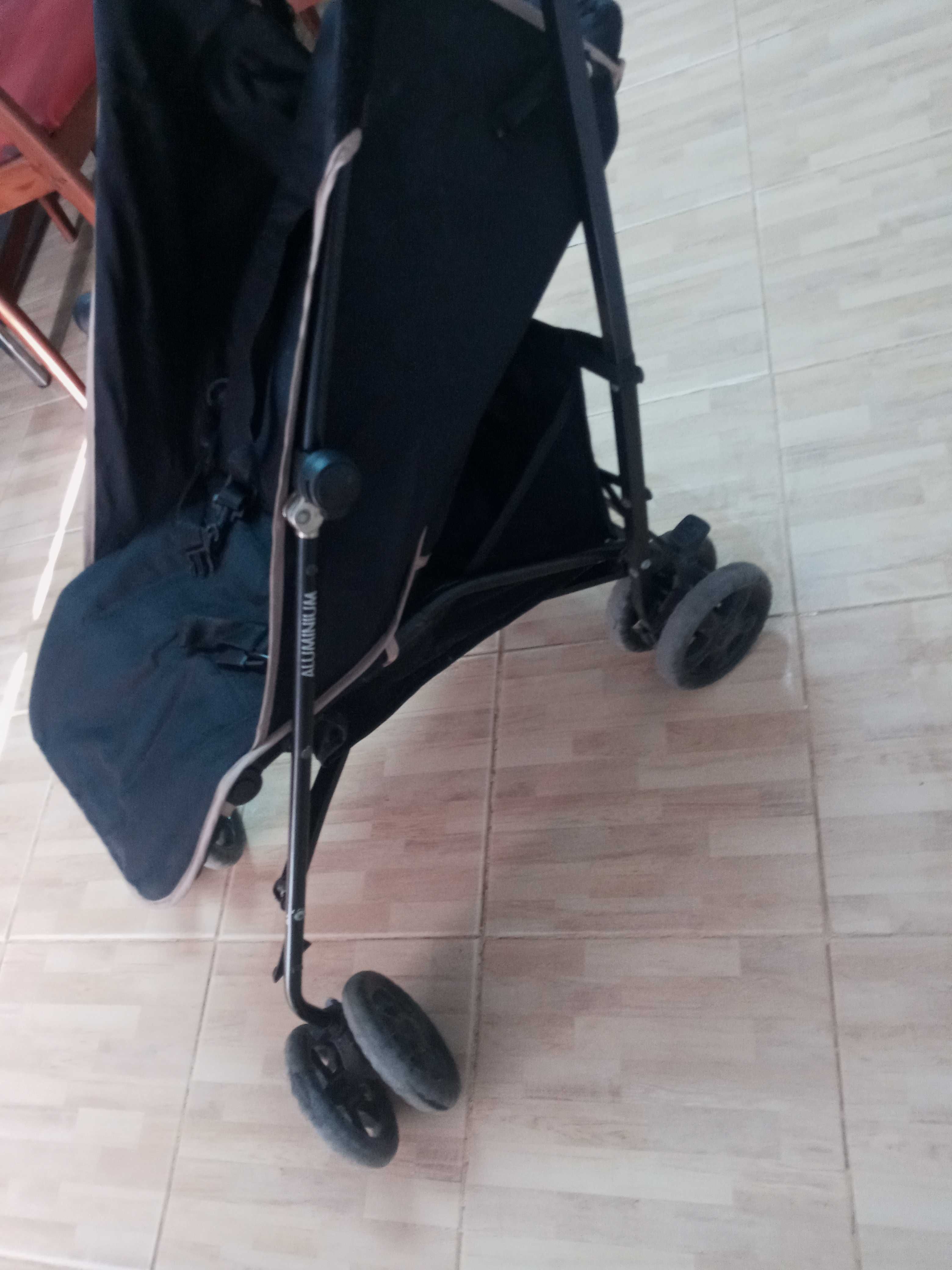 Carrinho de passeio com cesto ,deita e ajusta nas pernas .otimo estado
