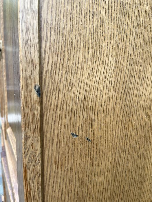 Drewniana szafa z półką na telewizor – otwierana od frontu