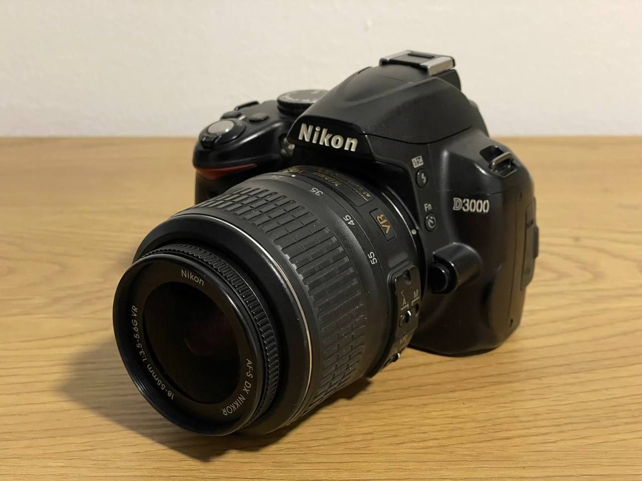 Продам фотоапарат Nikon D3000 з обʼєктивом Nikkor 18-55mm 1:3.5-5.6G