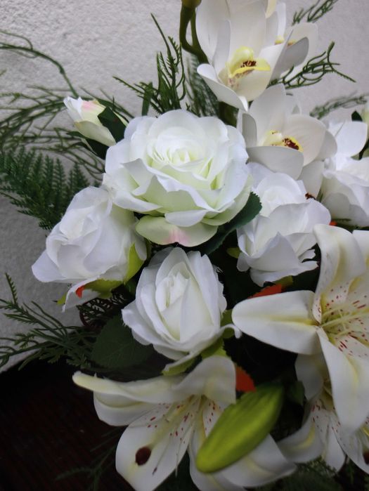 Stroik nagrobny, bukiet w donicy, białe róże, lilie, storczyk, wieniec