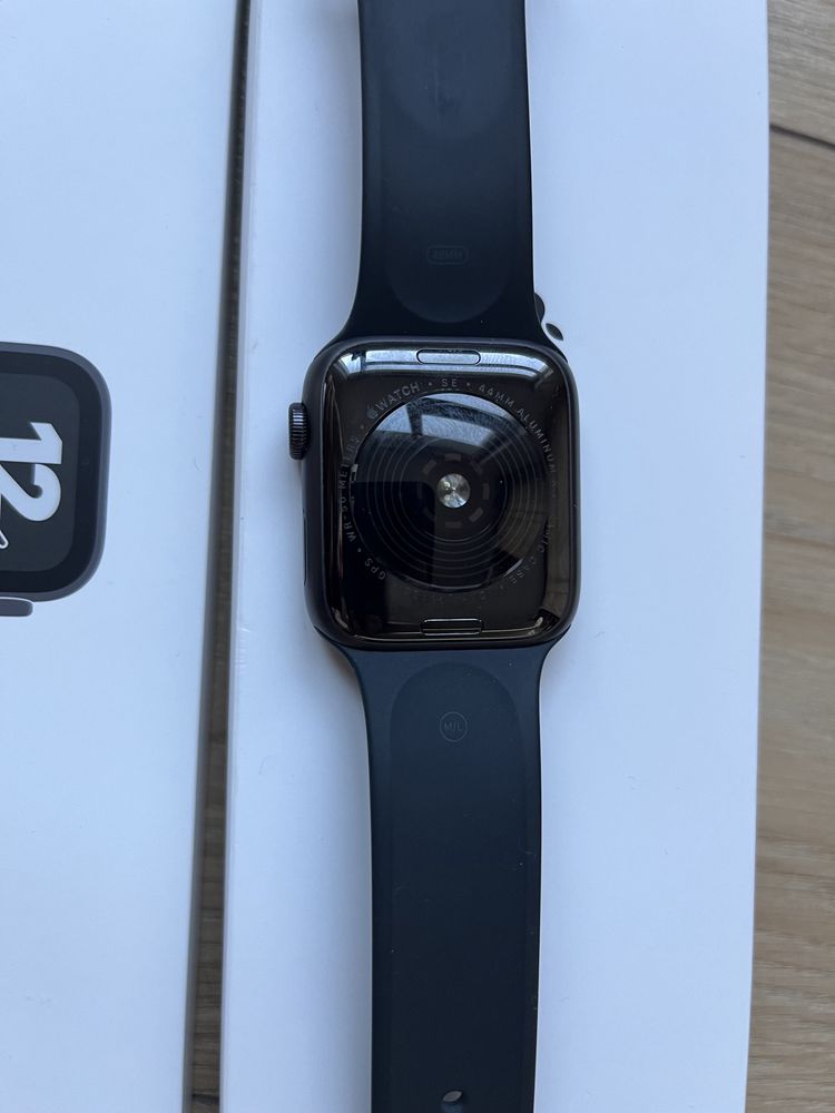 Apple Watch serii SE 44 mm SPACE GRAY w bardzo fajnym stanie!