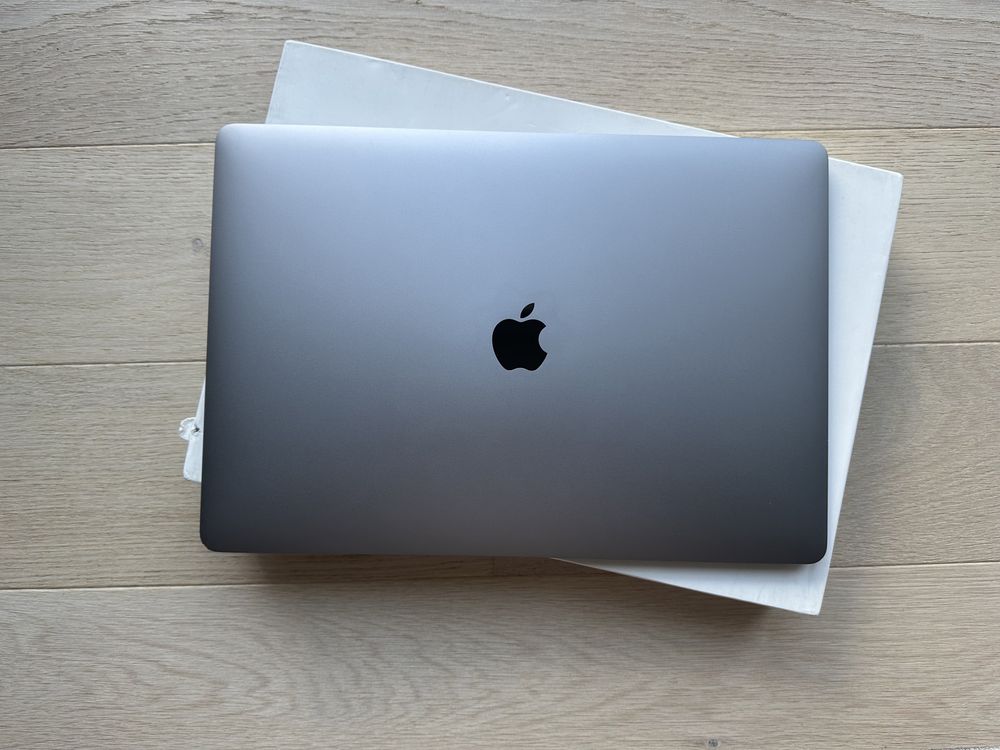 MacBook Pro 15 2019 Core i7 2.6 GHz 16Gb Ram Radeon Pro 555X 4Gb 256Gb