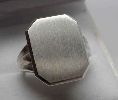 Srebrny sygnet prostokątna matowa płytka R.24