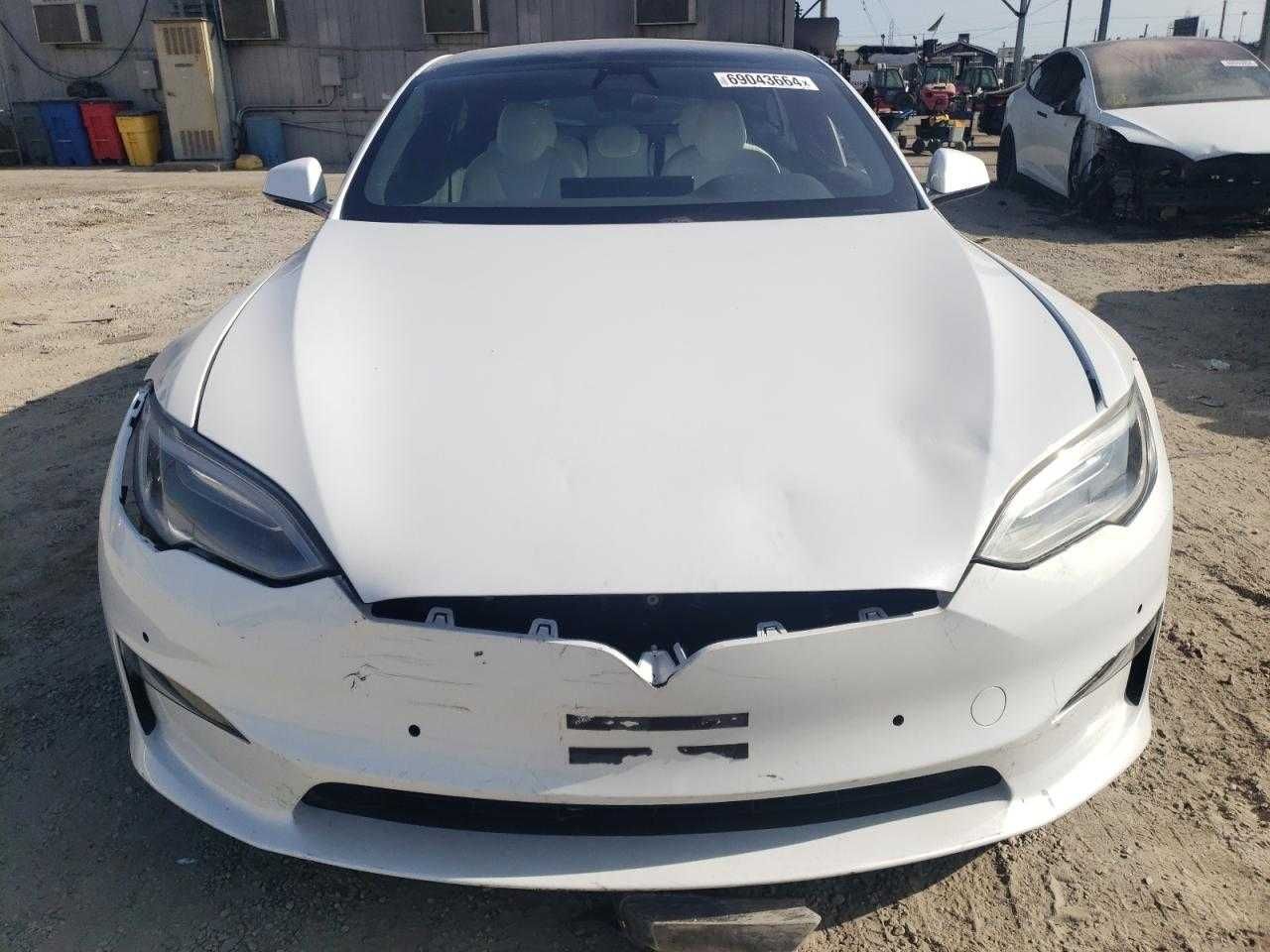 Електричний седан Tesla Model S 2021 з США