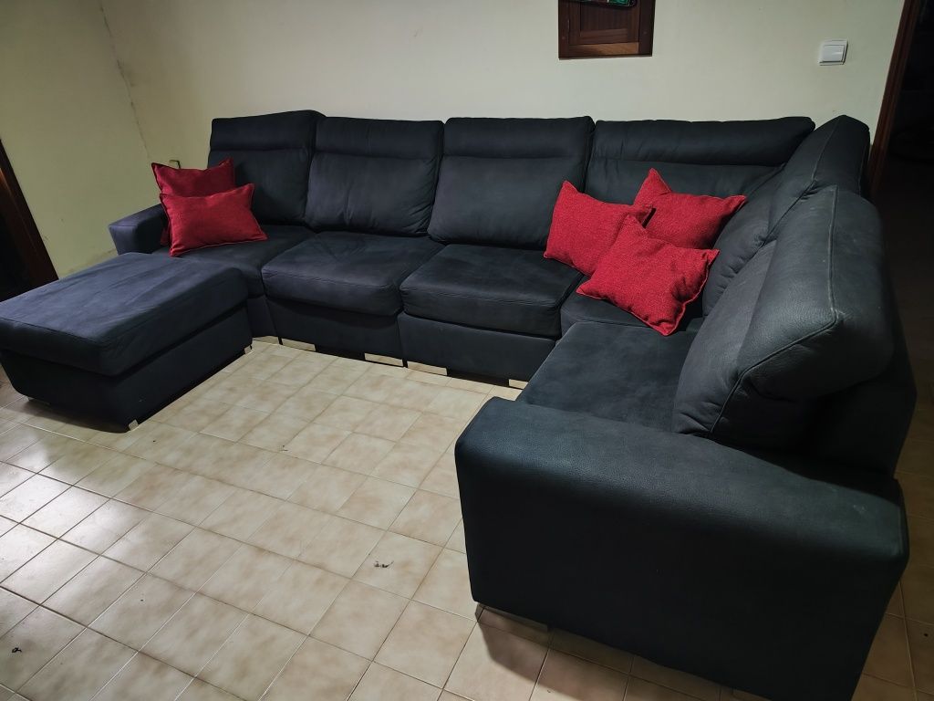Sofá grande e confortável cor preto