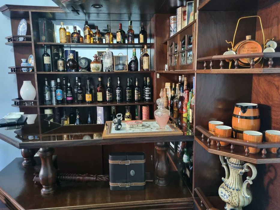 Bar em madeira mogno