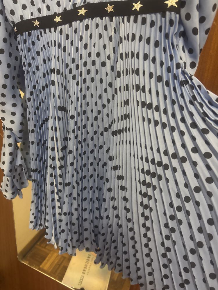 Vestido Denny Rose cetim azul, saia plissada e manga drapeada com folh