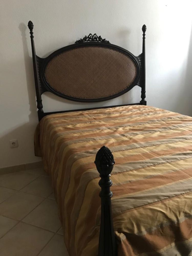 Cama de casal madeira estilo antigo/clássico