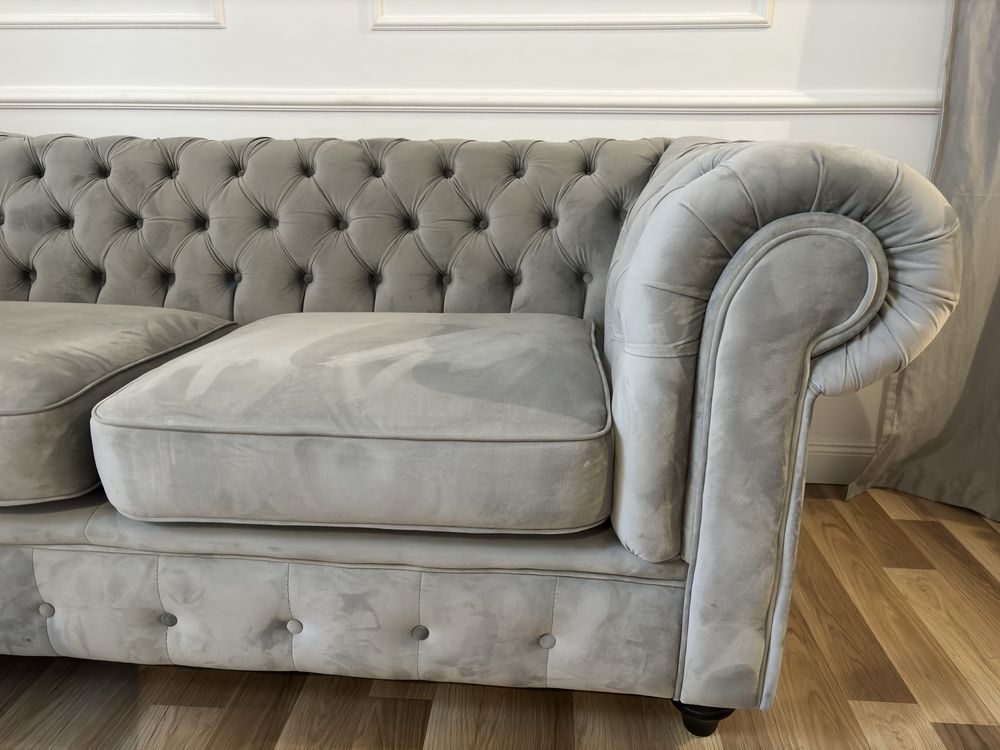 Sofa pluszowa plusz Chesterfield szara 2os. Jak Nowa