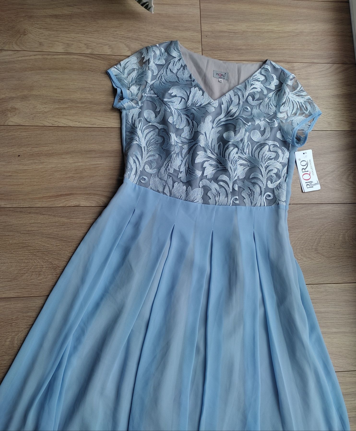 Piqro collection błękitna sukienka z koronką nowa z metką L