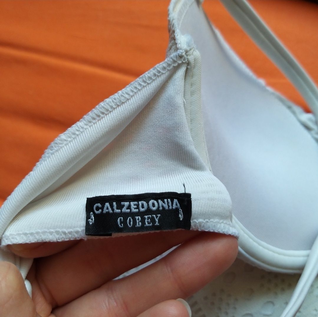 Parte de cima de biquíni branca com padrão de buracos da Calzedonia