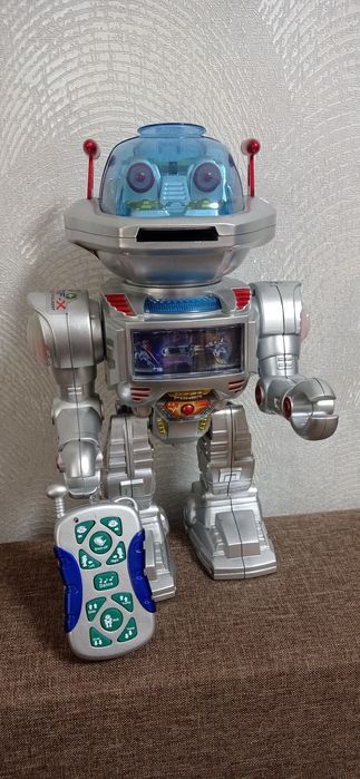 Робот на пульті  управління