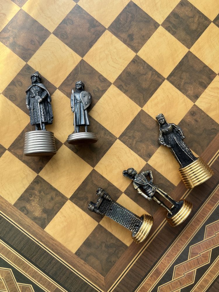 Mesa de xadrês com figuras em estanho e acabamentos em ouro e prata