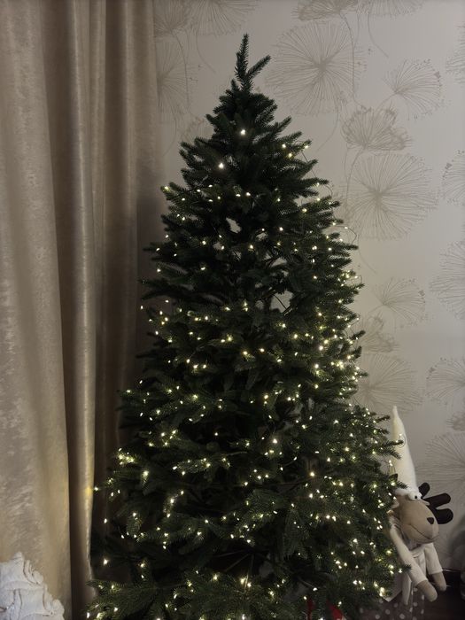 Новорічна ялинка Віденська 1.8 з гірляндою Роса