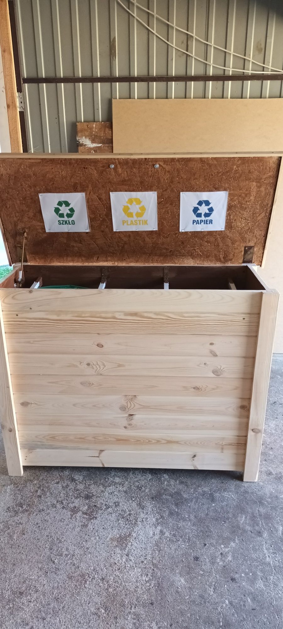 Drewniana skrzynia do segregacji odpadów na 3 worki