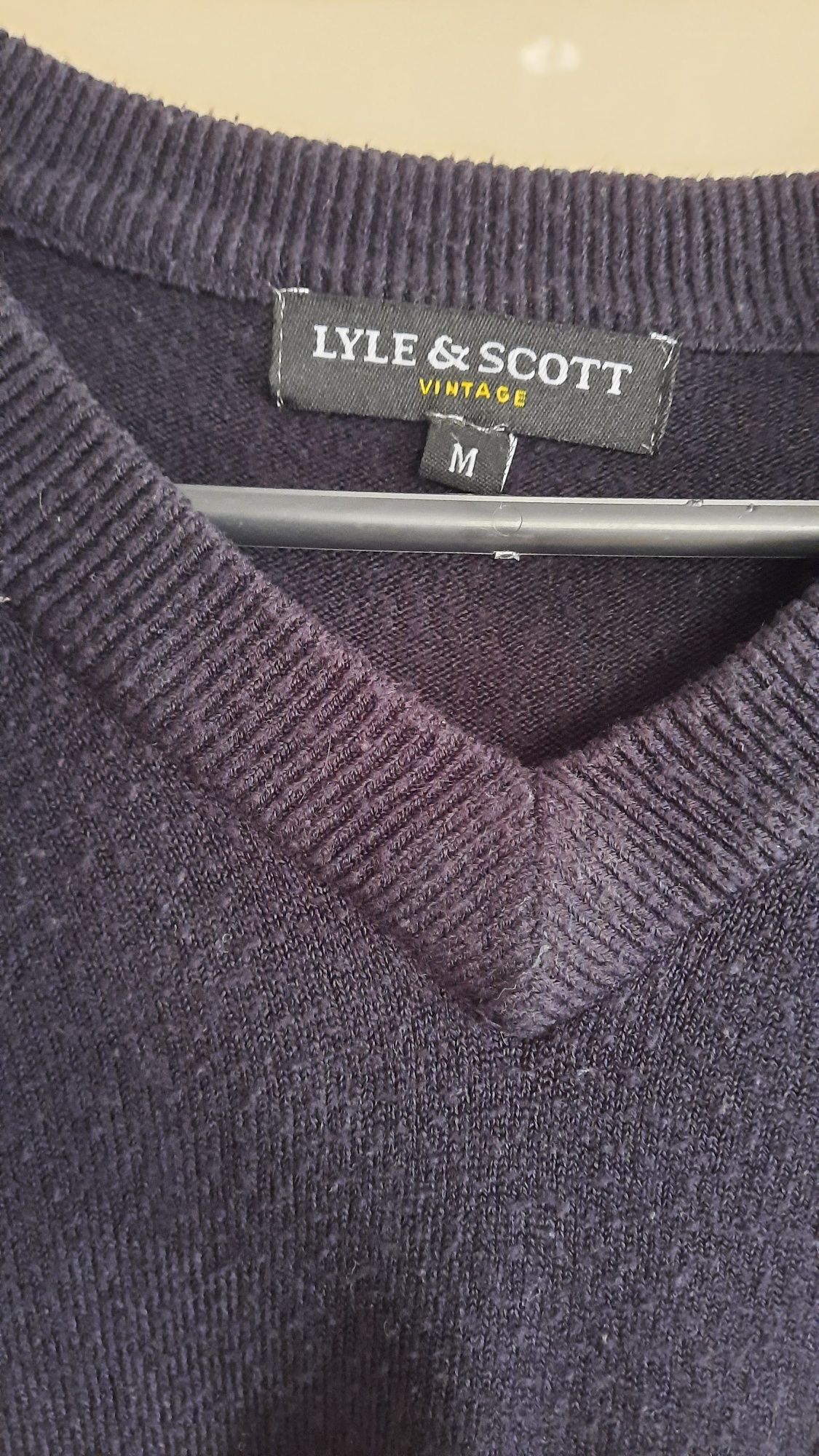 Sweterek w serek Lyle &Scott rozm.M