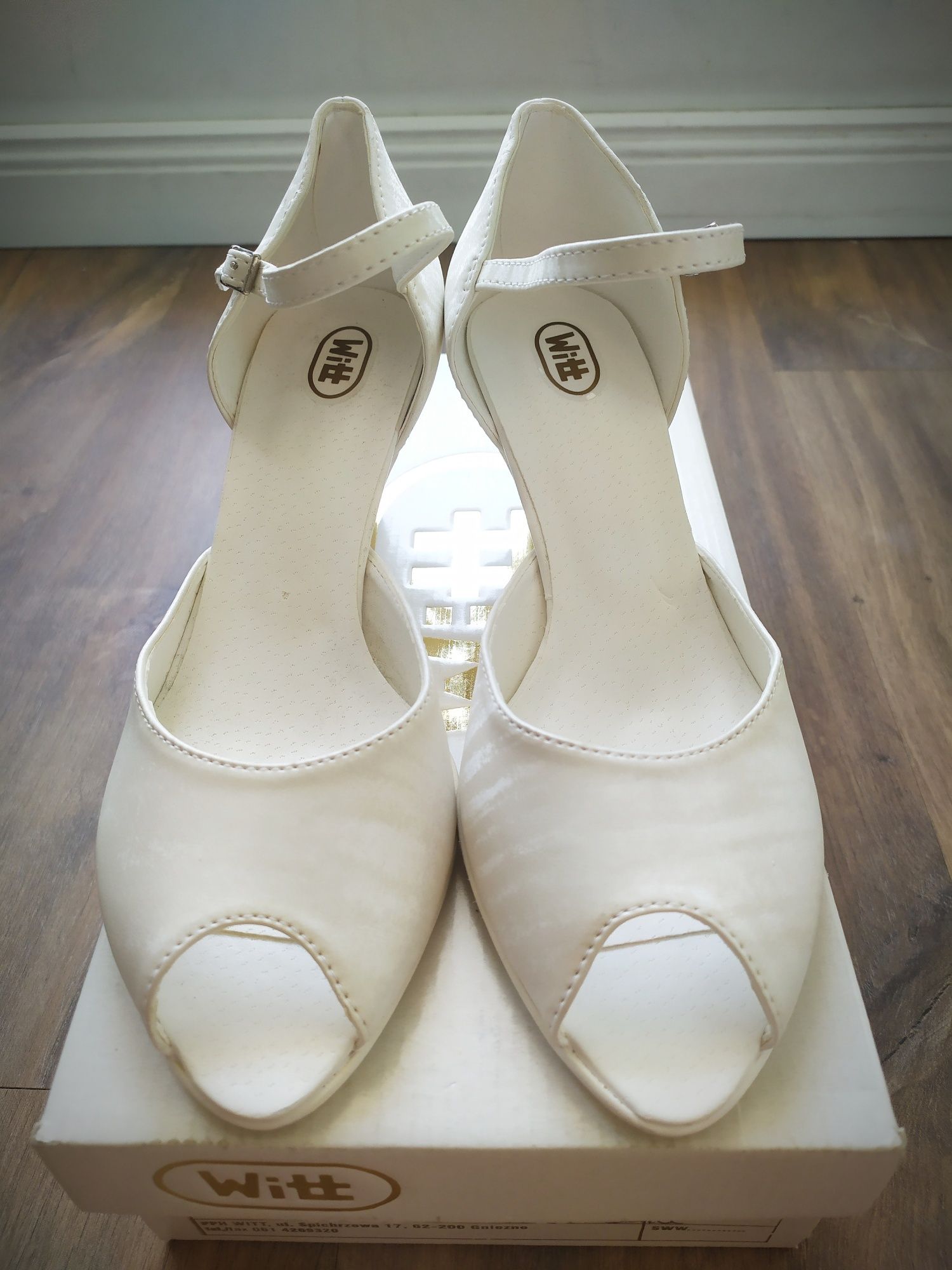 Nieużywane buty Wiit białe - ecru ślubne 37 
Powystawowe  model 382