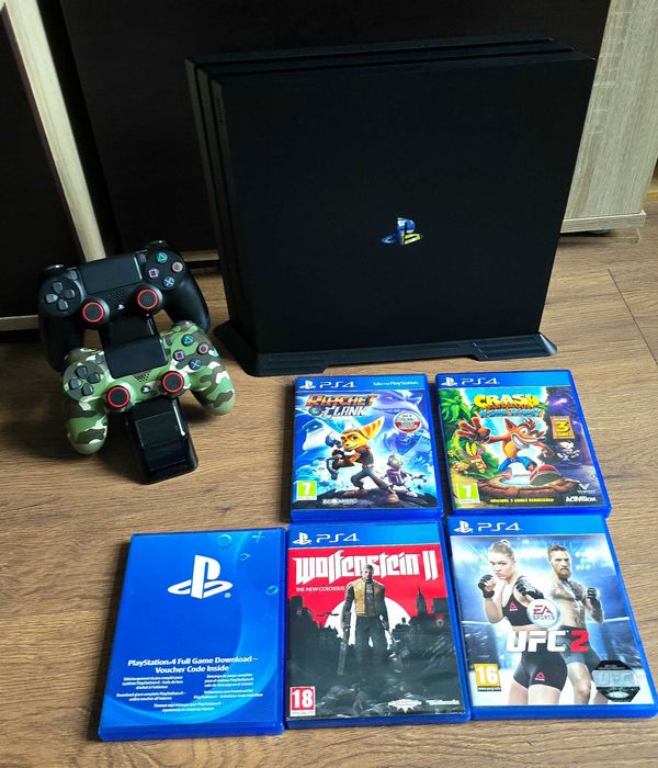 Konsola Playstation SONY PS4 PRO 1TB + 4gry+stacja dokująca do padów
