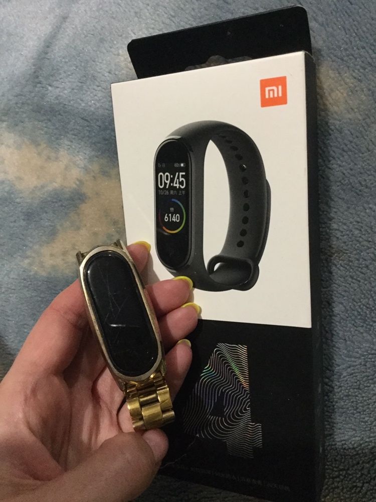 mi Band 4 фитнес часи