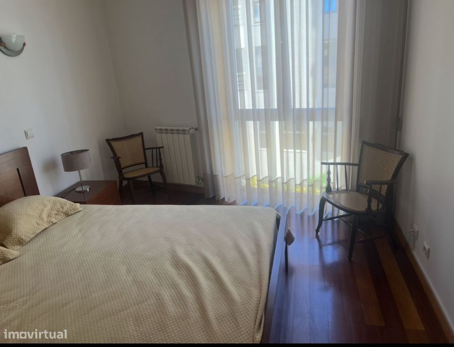 Quarto com mobília em Peso da Régua, preço acessível