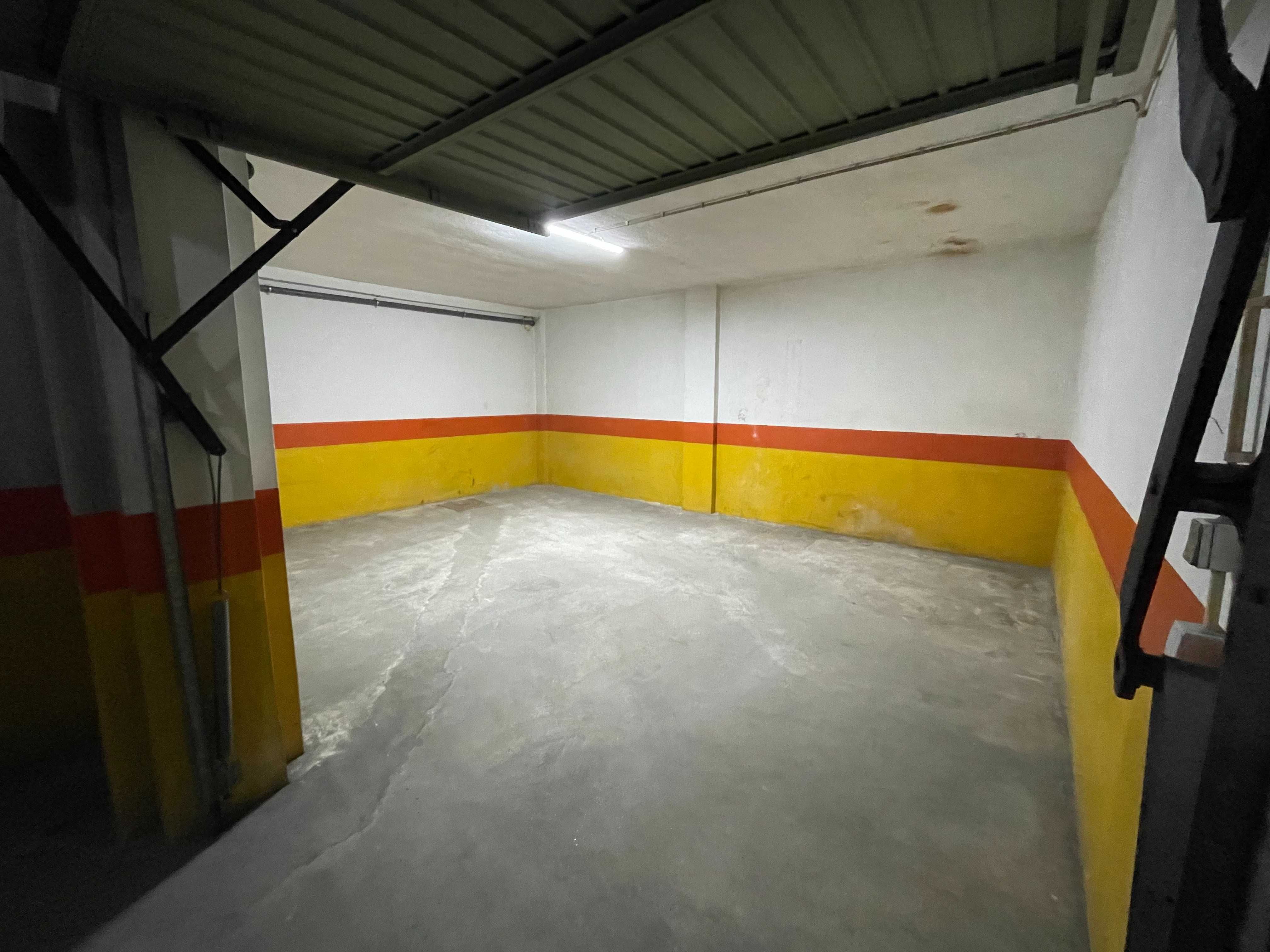 Garagem fechada com 36 metros quadrados
