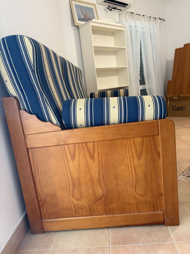 Sofa cama de Madeira em excelente estado