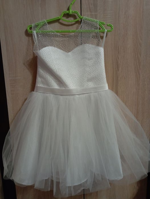 Біле плаття на дівчинку.