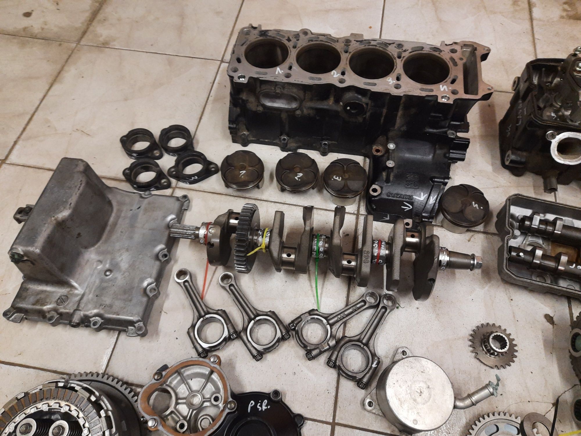 Suzuki GSR 600 silnik części głowica cylinder wał kapa skrzynia pompa