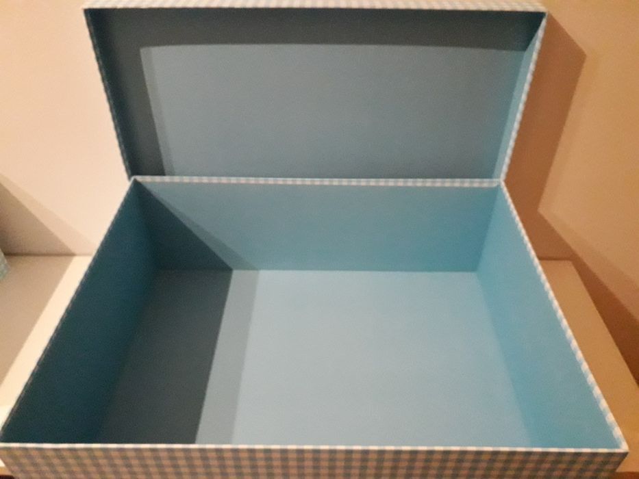 Caixas novas com padrão xadrez azul claro