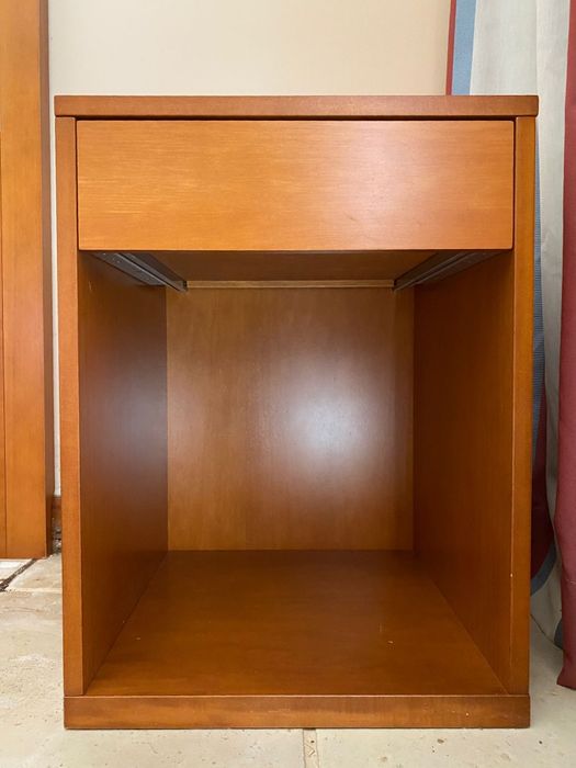 Roupeiro cerejeira com cofre incluído