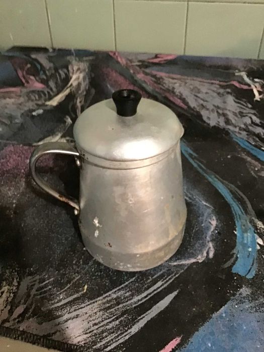 cafeteira cinzenta para aquecer agua ou leite