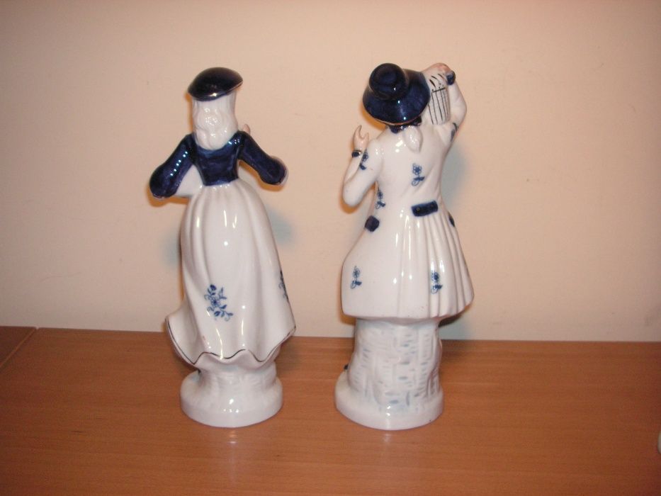 Estatuetas em Porcelana Branco Azul e Dourado