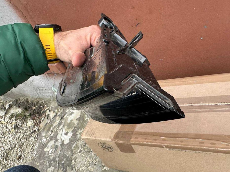 задний левый фонарь Porsche Taycan 9J1.945.207 битый