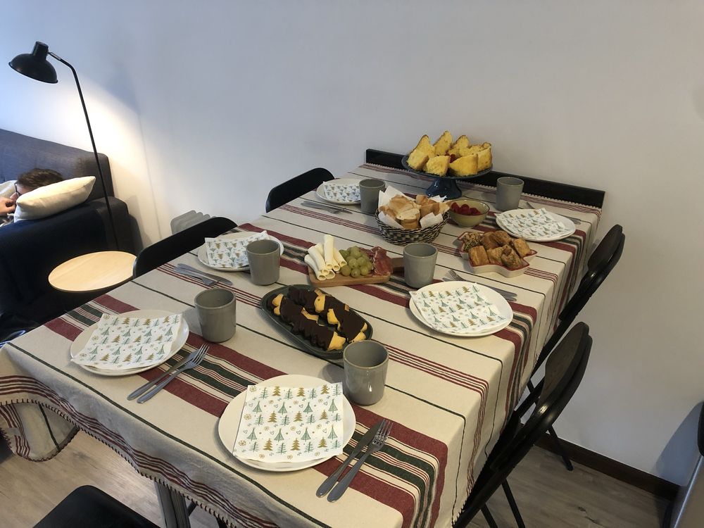 Mesa de pedra com pernas