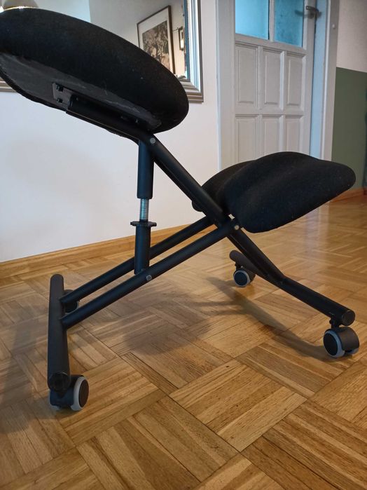 Klękosiad do biurka firmy Paged