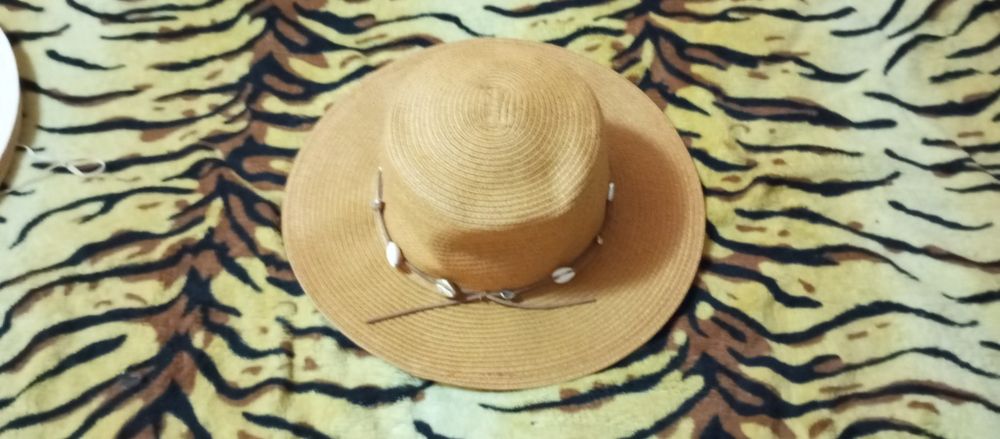 Kapelusz z rondem muszelki Parfois